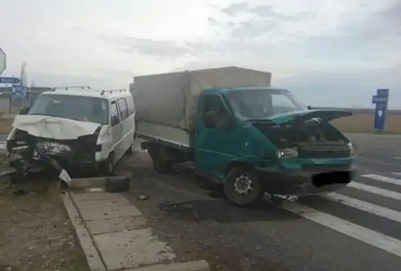Accident la Iosifalau: microbuz si o autoutilitara au intrat in coliziune. 12 pasageri in ambele vehicule