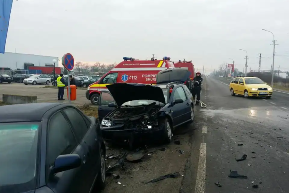 Accident la Sannicolau Mare. Trei masini au intrat in coliziune, trei oameni raniti