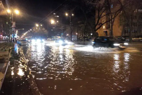 Strada Gheorghe Lazar, inundata dupa ce o conducta de apa a crapat