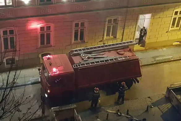 Incendiu la Judecatoria Timisoara. Birou cuprins de flacari, 17 oameni evacuati