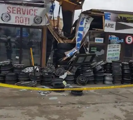 Macara prabusita peste o constructie, in Timis. Mobilizare de forte, sofer ranit