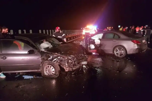 Accident pe Autostrada A1: echipaje de descarcerare pentru pasageri din trei masini facute praf