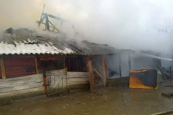 La un pas sa ramana fara casa in urma unui incendiu. Cum au intervenit pompierii