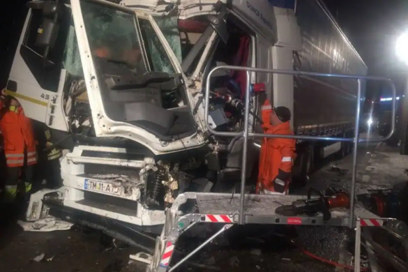 Accident la Recas: barbat incarcerat dupa ce un TIR si un utiliaj de deszapezire au intrat in coliziune