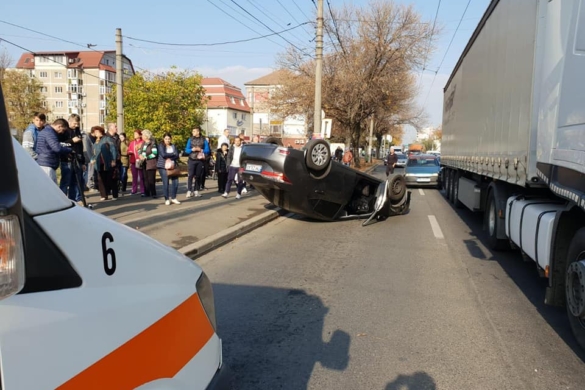 FOTO Fetita de nici doi ani bagata in spital de o soferita care a provocat un accident, la Timisoara