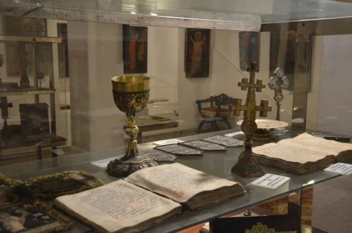 Expozițe la Catedrala Mitropolitana din Timisoara: 100 de carti vechi romanesti pentru 100 de ani de unitate nationala