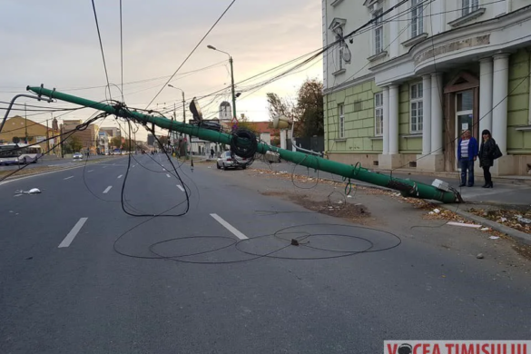 FOTO/VIDEO Stalp PUS LA PAMANT sub greutatea ”padurii” de cabluri, cu ”ajutorul” unui șofer STPT, la Timisoara