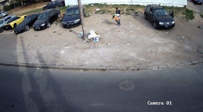 surprins-de-camerele-video-in-timp-ce-arunca-hunoiul-pe-strada