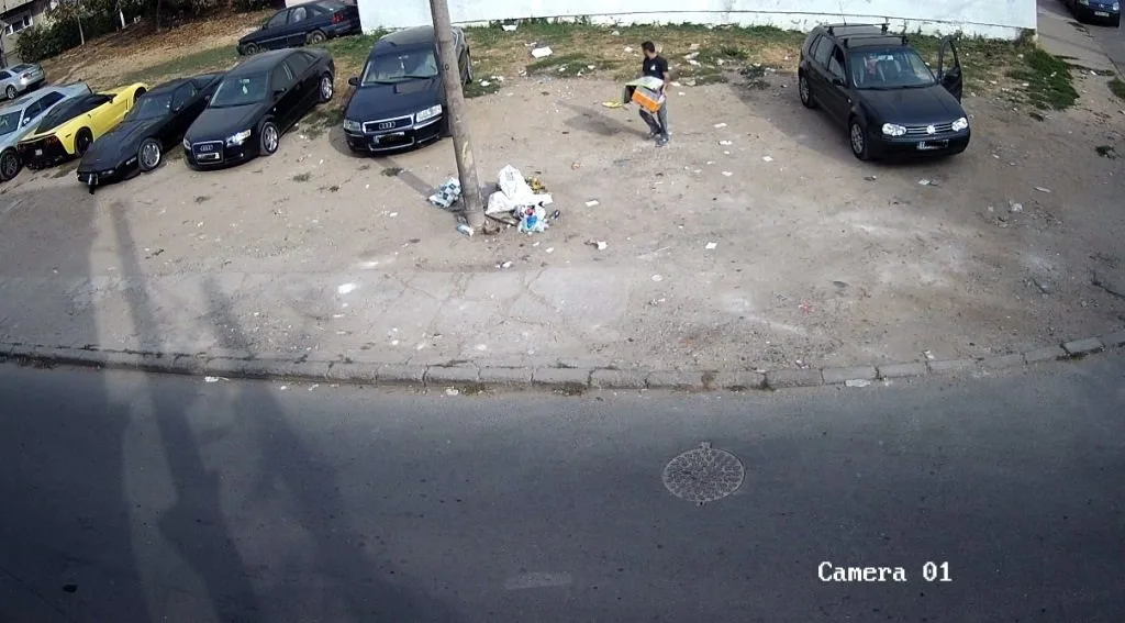 surprins-de-camerele-video-in-timp-ce-arunca-hunoiul-pe-strada