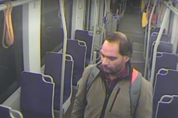 VIDEO Barbat surprins de camerele video in timp ce SPARGEA GEAMUL unui tramvai Armonia, la Timisoara