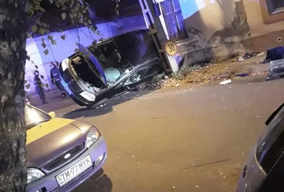 ACCIDENT! O tânără a ajuns la spital, după ce mașina ei a fost proiectata intr-un stalp de curent