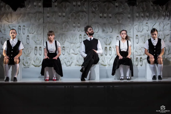 „Pantofii rosii” prezinta problema obsesiei societatii pentru aparente, la Teatrul „Merlin”