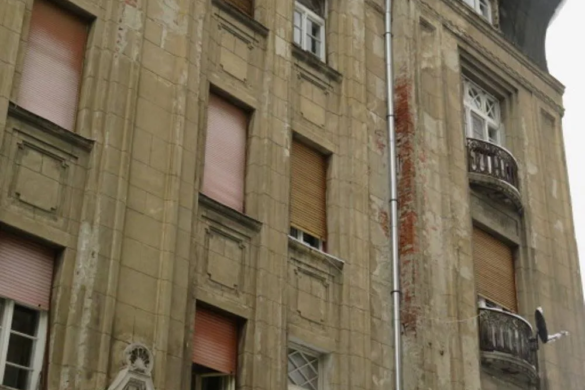 AMENZI pentru proprietarii tot mai multor cladiri care se descompun peste trecatori, la Timisoara