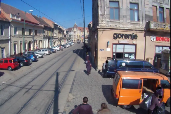 Au aruncat SACI CU GUNOAIE in mijlocul Pietei Traian. Altii lasa deseuri pe unde apuca, la Timisoara