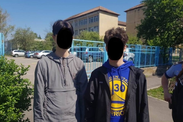 Copii de 15 ani, prinsi dupa ce au furat dintr-un magazin ”din prostie”