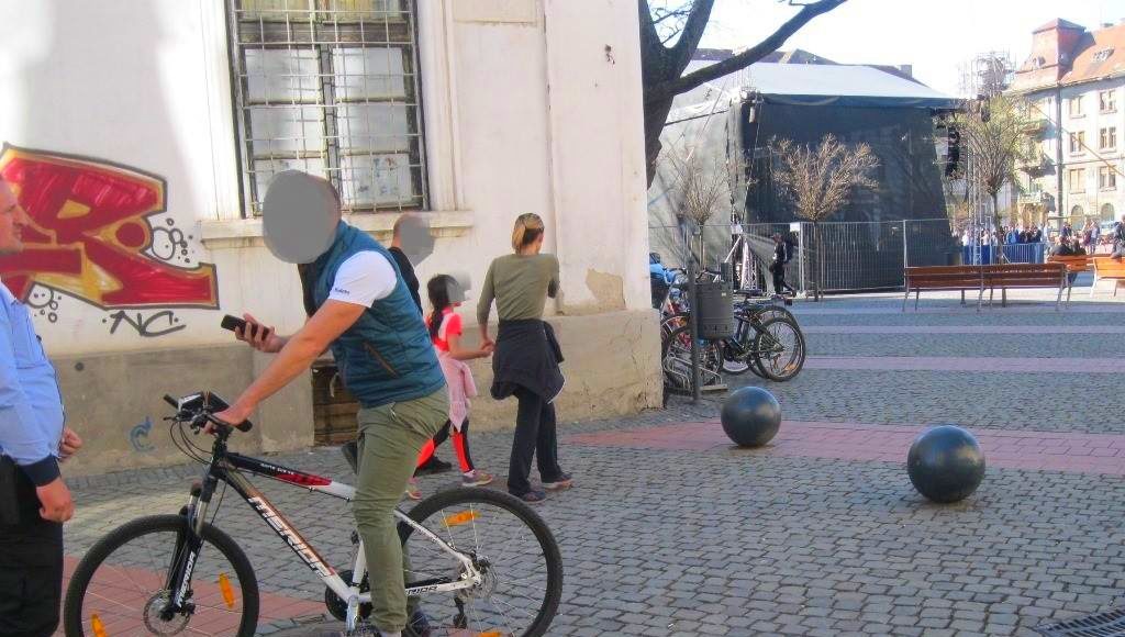 pe-bicicleta-in-Piata-Libertatii-pe-interzis