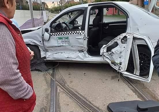 VIDEO Femeie cu BMW X6 a ignorat STOP-ul si a ”proiectat” un taxi în tramvai
