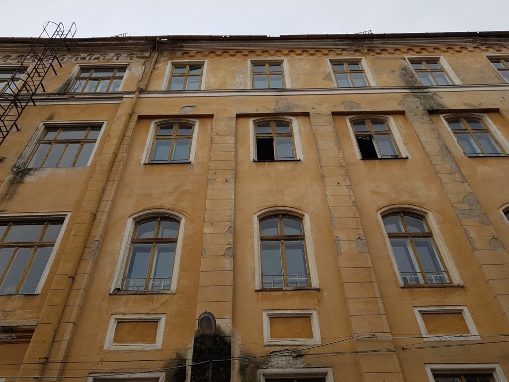 Deținuții ca-n puf, elevii ca-n PUȘCĂRIE! A început noul an școlar la liceul MIU