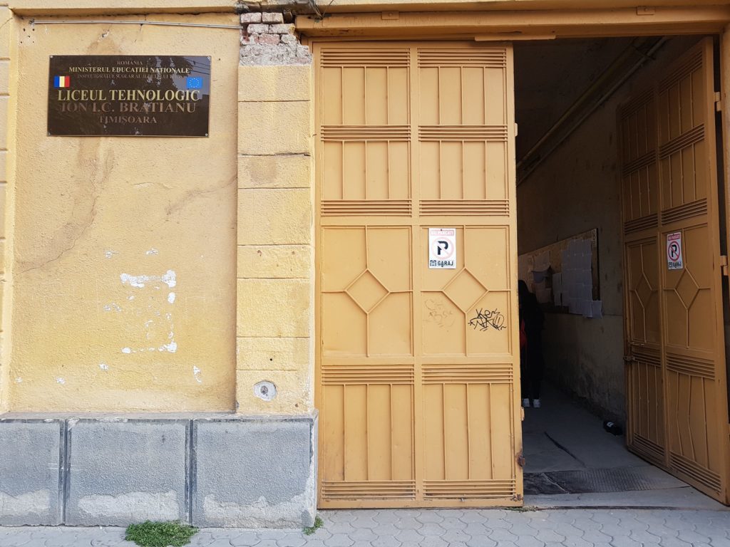 Deținuții ca-n puf, elevii ca-n PUȘCĂRIE! A început noul an școlar la liceul MIU