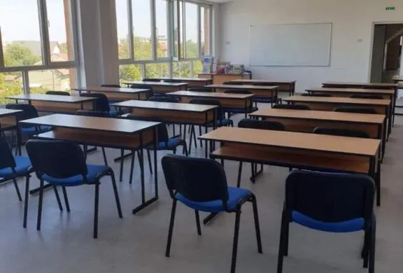 Tot mai multe şcoli din Timişoara au trecut în online, din cauza frigului! Primarul Dominic Fritz dă vina pe fosta administraţie că nu a investit în eficientizare energetică