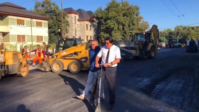 VIDEO Nicolae Robu descoperă mobilizarea de pe santierele Timisoarei, pe trotineta