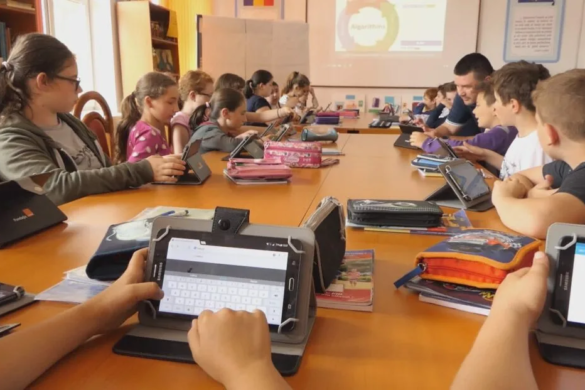 Elevii din Satchinez învață în laboratorul Digitaliada