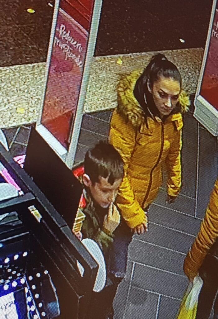 VIDEO Furturi pe banda rulanta in toata tara! Doua femei cu doi copii minori, ”la lucru”, in Iulius Mall, la Timisoara 2