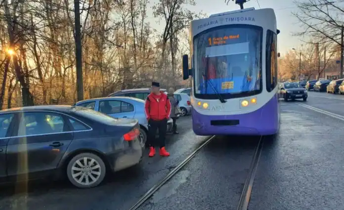Amenda mica nu descurajeaza nesimtitii care parcheaza pe liniia de tramvai, la Timisoara