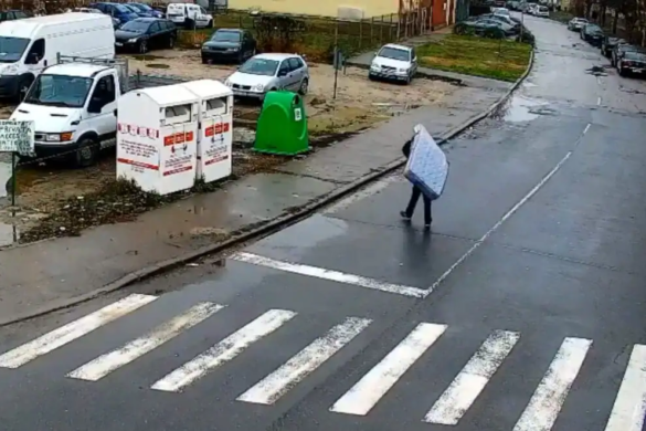 Filmat cum a aruncat, cu NESIMTIRE, o saltea pe o strada din Timisoara