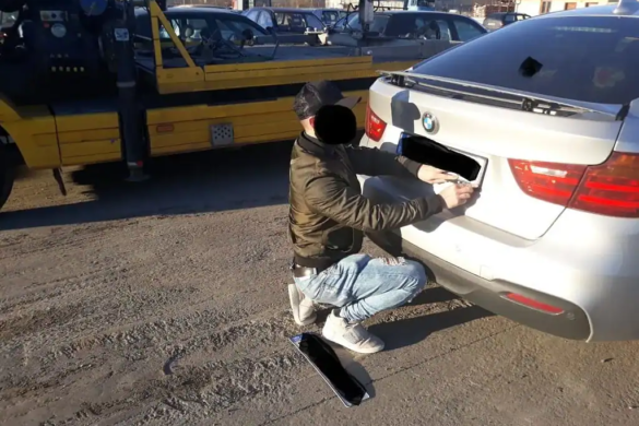 Si-a parcat BMW-ul ca un nesimtit si a scos numerele de inmatriculare ca sa scape de amenda