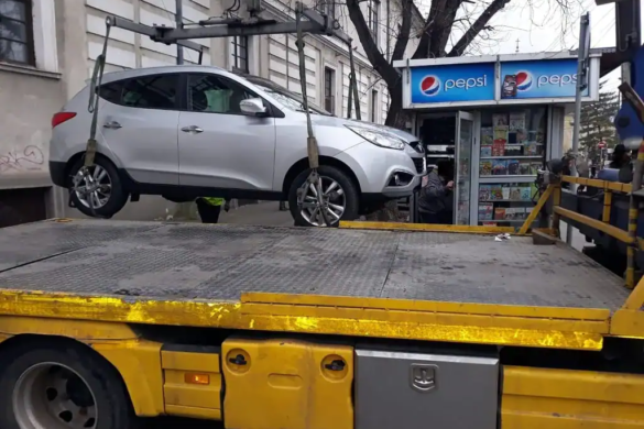 Nesimtire! Si-a parcat masina in fata usii unui chiosc din Piata 700, in care erau doua persoane