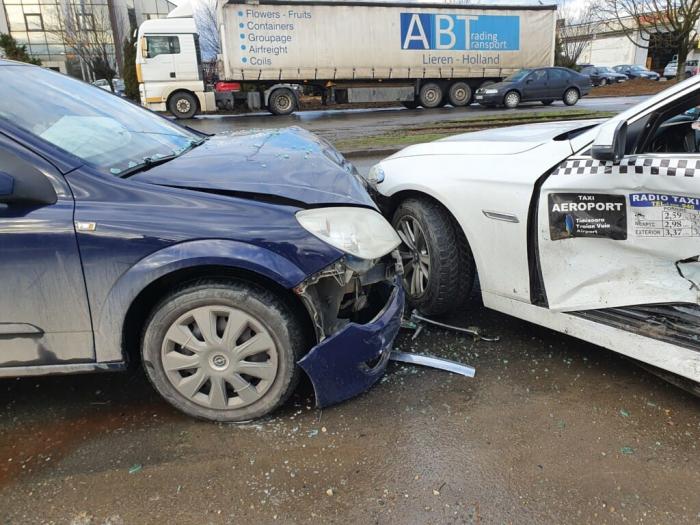 Doua persoane la spital in urma unui accident rutier la Timisoara 4