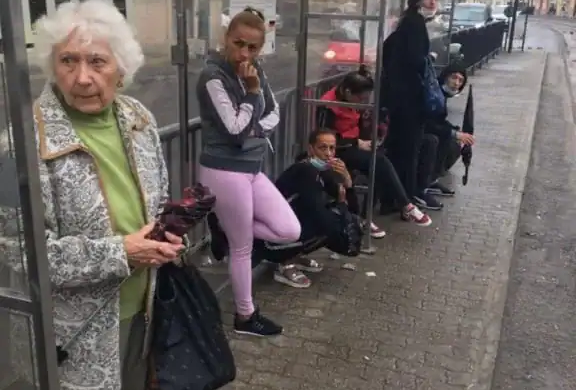 Hoții din buzunare, prinși de angajații STPT, imediat ce au atacat o bătrână în tramvai