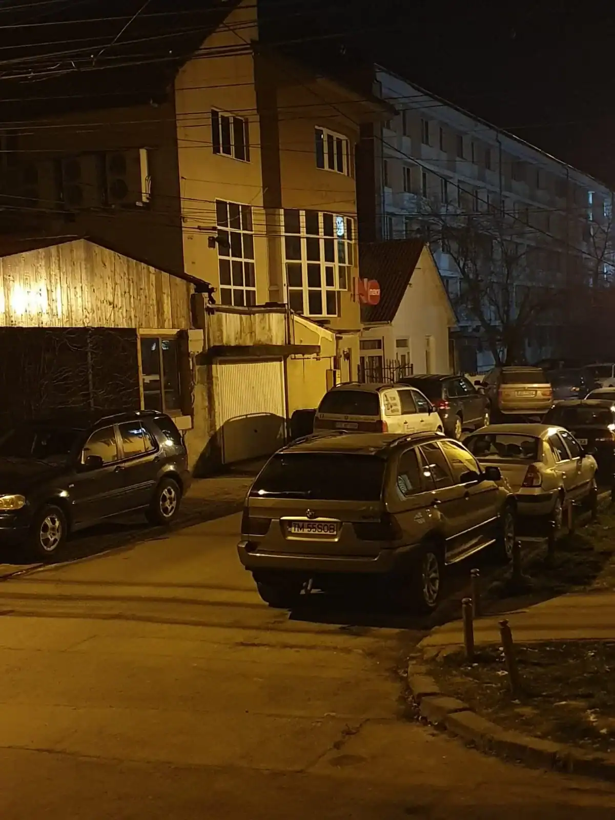 Ca-n filmele cu mafioți! Un club de manele funcționează, în plină pandemie, sub ochii îngăduitori ai polițiștilor de la Secția 2 Timișoara