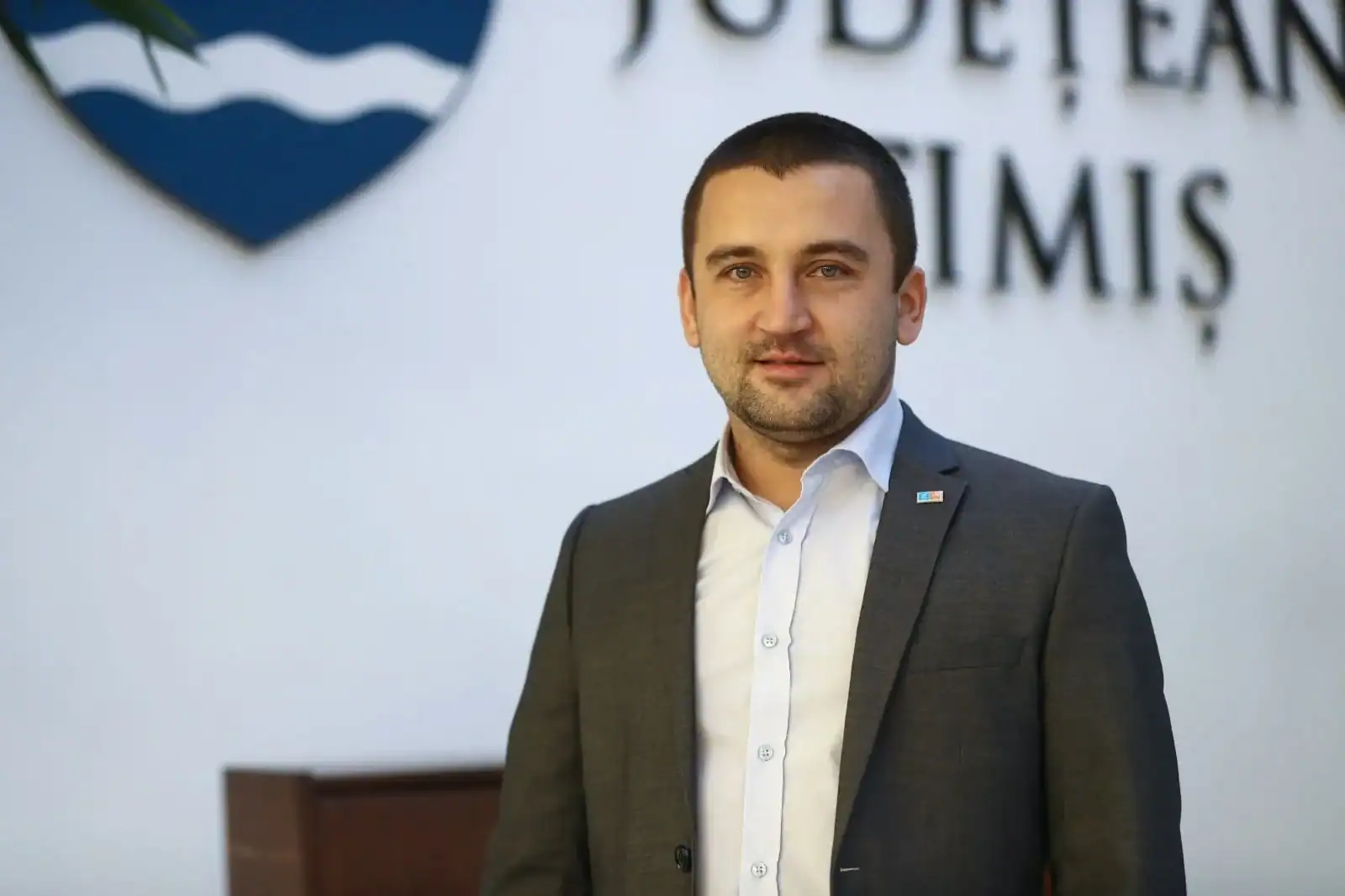 Idee geni(t)ală! USR+ Timiș l-a promovat pe ”turnătorul” Hertei Muller într-o ”echipă științifică” la Muzeul Satului Bănățean