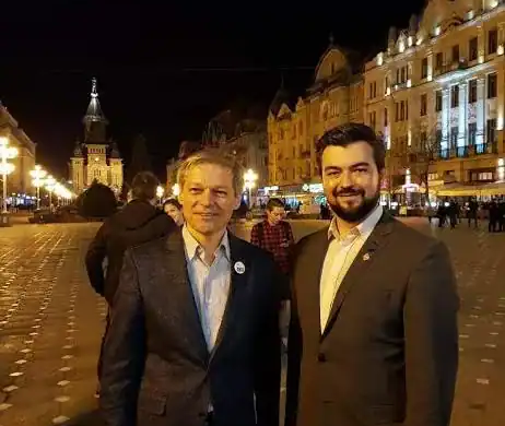 Timișoara de azi! Protestatarii anti-restricții, îndemnați de un simpatizant USR+, să pună mână pe săpun și pe o carte, că sunt de la Dumnezeu