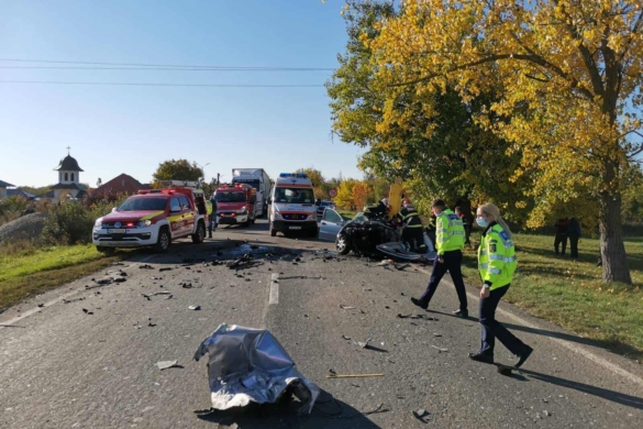 Accident cumplit, în apropiere de Sânandrei! O maşină a intrat într-un camion. Trei oameni răniţi