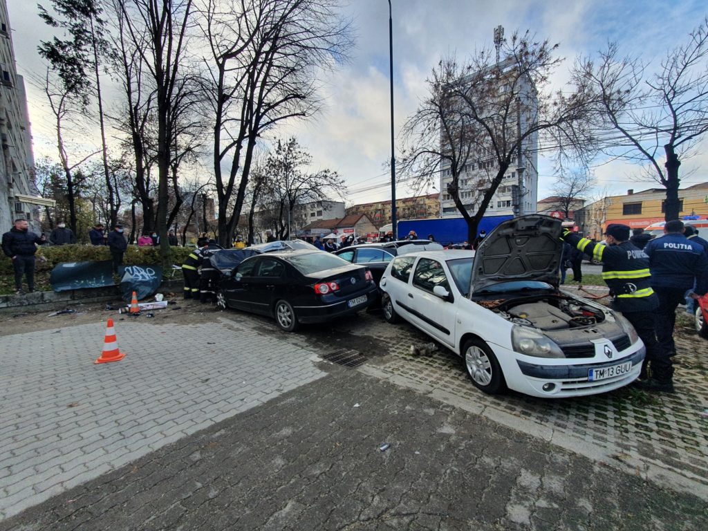 Accident grav pe Calea Șagului din Timișoara! O mașină a ajuns pe contrasens, a lovit doi pietoni și a distrus mai multe autoturisme 1