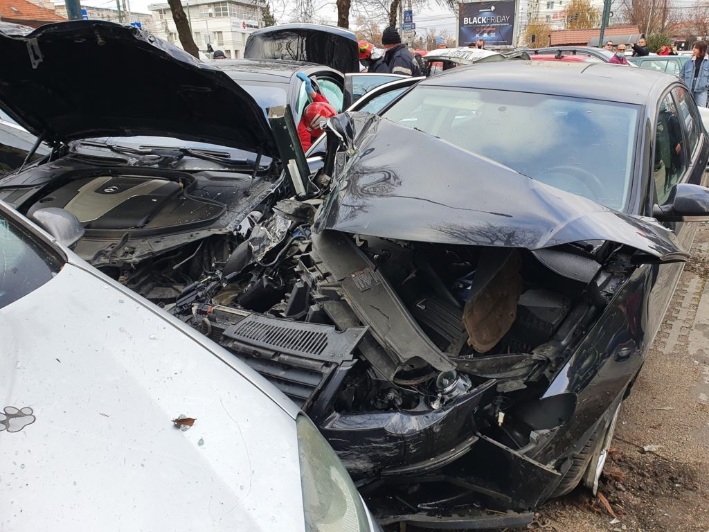 Accident grav pe Calea Șagului din Timișoara! O mașină a ajuns pe contrasens, a lovit doi pietoni și a distrus mai multe autoturisme 4