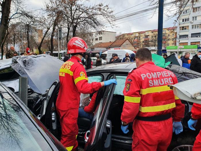 Accident grav pe Calea Șagului din Timișoara! O mașină a ajuns pe contrasens, a lovit doi pietoni și a distrus mai multe autoturisme 8