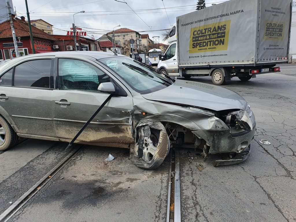 Accident grav pe Calea Șagului din Timișoara! O mașină a ajuns pe contrasens, a lovit doi pietoni și a distrus mai multe autoturisme 7