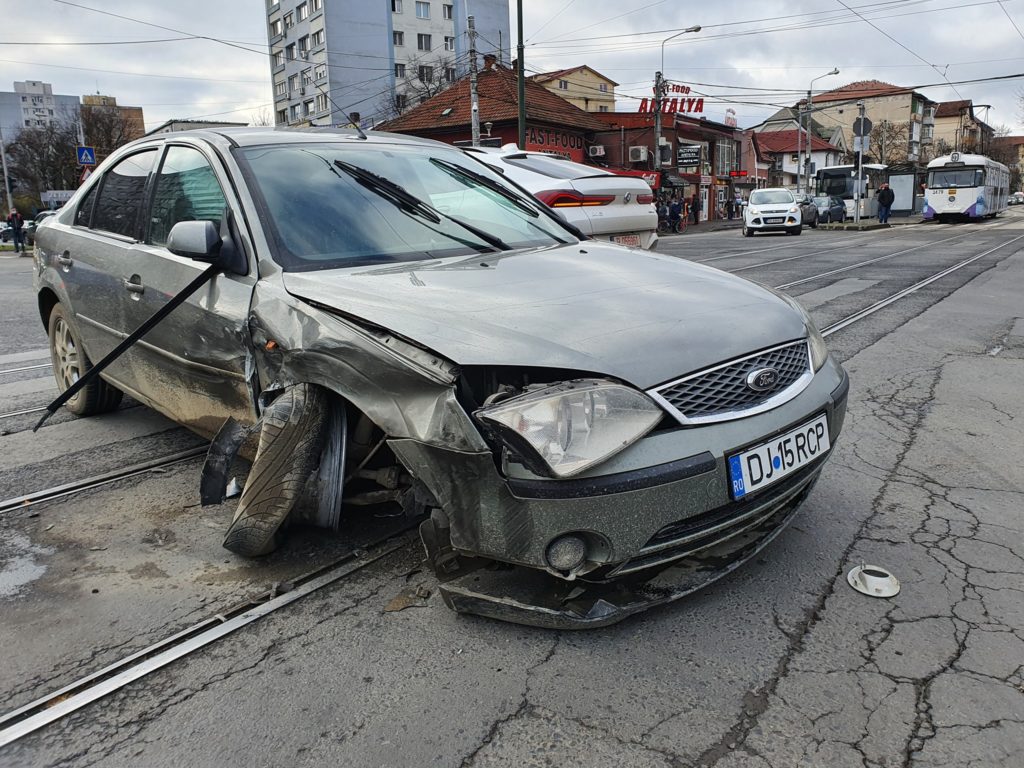 Accident grav pe Calea Șagului din Timișoara! O mașină a ajuns pe contrasens, a lovit doi pietoni și a distrus mai multe autoturisme 6