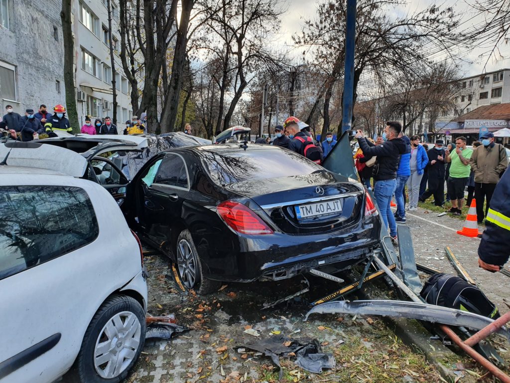Accident grav pe Calea Șagului din Timișoara! O mașină a ajuns pe contrasens, a lovit doi pietoni și a distrus mai multe autoturisme 3