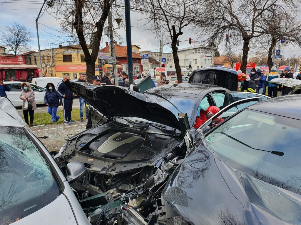 Accident grav pe Calea Șagului din Timișoara! O mașină a ajuns pe contrasens, a lovit doi pietoni și a distrus mai multe autoturisme 5