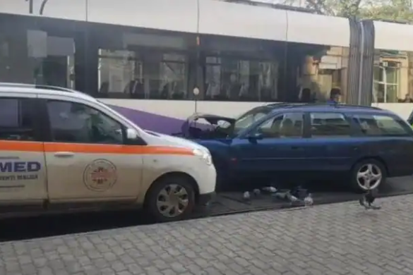 Două mașini, între care și o ambulanță, dar și un tramvai, implicate într-un accident, în Piața Traian