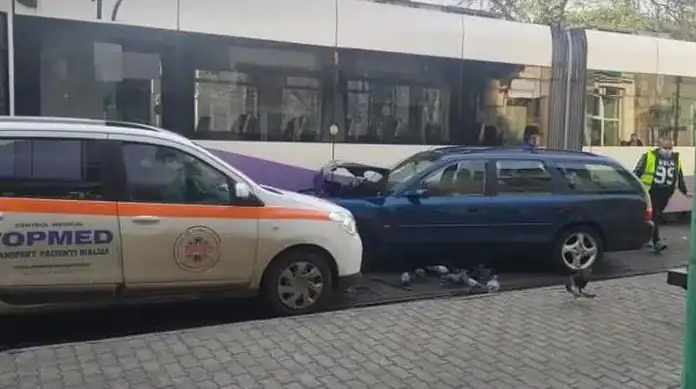 Două mașini, între care și o ambulanță, dar și un tramvai, implicate într-un accident, în Piața Traian accident traian 1 jpg
