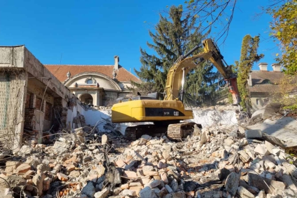 A început demolarea unor construcții de la Clinica de Balneologie! Aici urmează să fie ridicat un corp nou de clădire