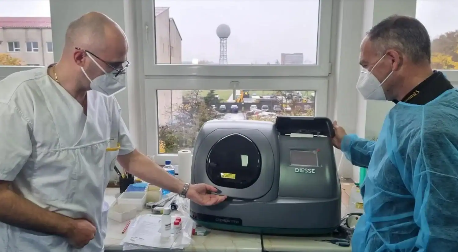 Aparat pentru testarea rapidă a bolilor infecțioase, inclusiv COVID-19, primit ca donaţie de Spitalul Victor Babeş din Timişoara