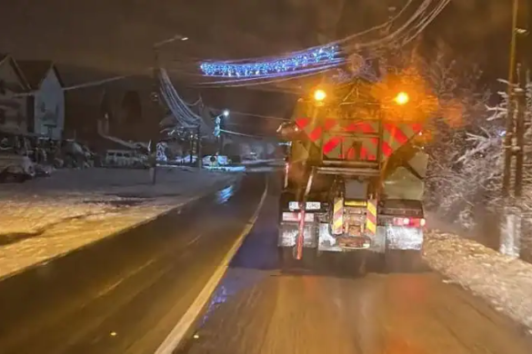 Se circulă în condiţii de iarnă, pe şoselele din vestul ţării! Utilajele DRDP au ieşit pe drumurile naţionale şi autostrada A1, noaptea trecută