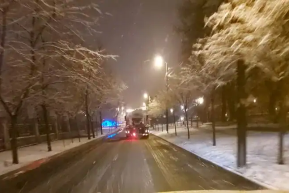 10 utilaje de deszăpezire au intervenit, în cursul nopţii trecute, pe străzile din Timişoara pentru prevenirea formării poleiului!